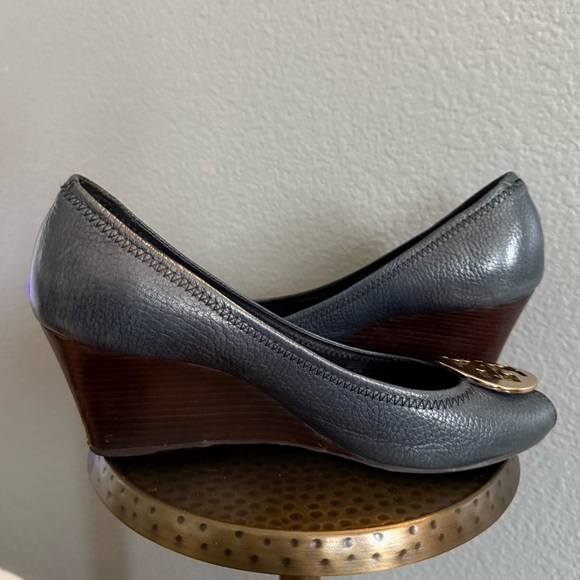 Tory Burch Navy Open Toe Wedges With Gold Emblem - Picture 4 of 13